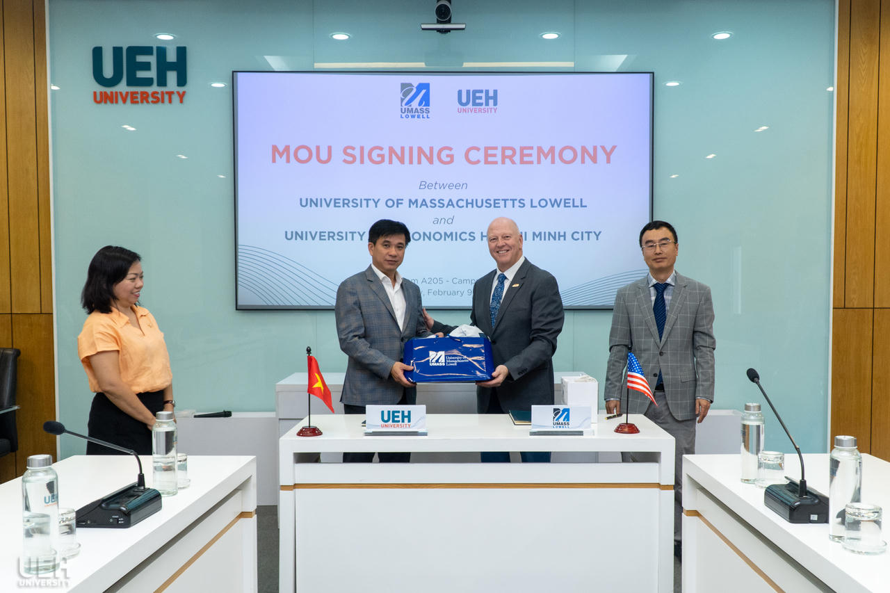 GS.TS. Võ Xuân Vinh – Viện trưởng Viện Nghiên cứu Kinh doanh UEH (phải) là đầu mối chủ lực thúc đẩy kết nối và phát triển hợp tác học thuật quốc tế của UEH.