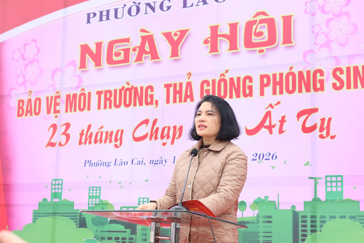 Bà Trần Thị Thùy Dung - Phó Chủ tịch UBND phường Lào Cai phát biểu tại Ngày hội.
