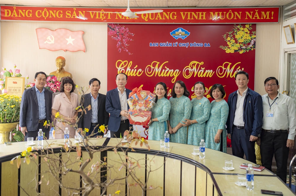 Phó Chủ tịch UBND thành phố Phan Quý Phương tặng quà cho Chợ Đông Ba.