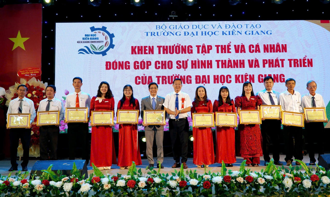 Ông Trần Quang Bảo, Giám đốc Sở Giáo dục và Đào tạo tỉnh An Giang trao khen thưởng cho tập thể, cá nhân đóng góp cho sự hình thành, phát triển của Đại học Kiên Giang.