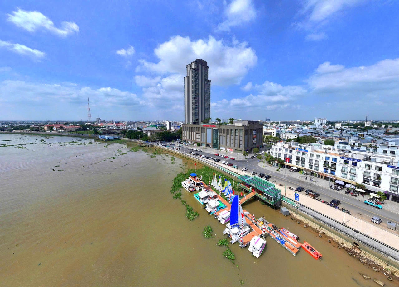 Bến du thuyền được đặt&nbsp;phía sau khách sạn Sheraton Cần Thơ.