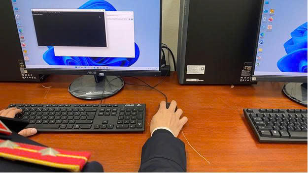 Cán bộ kiêm nhiệm CNTT đang kiểm tra kết nối mạng WAN.