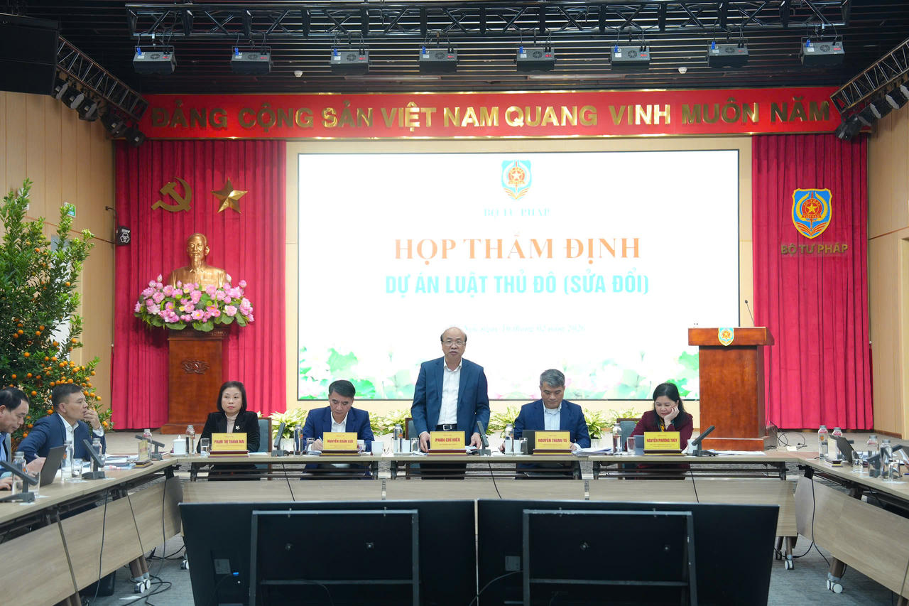 Thứ trưởng Bộ Tư pháp Phan Chí Hiếu phát biểu tại cuộc họp.