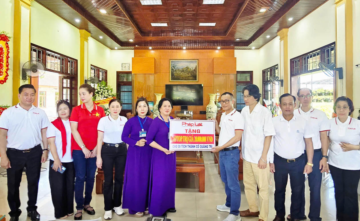 Báo Pháp luật Việt Nam trao tặng 1 chiếc laptop trị giá 20 triệu đồng cho Ban Quản lý Di tích Thành cổ Quảng Trị (tháng 7/2025).