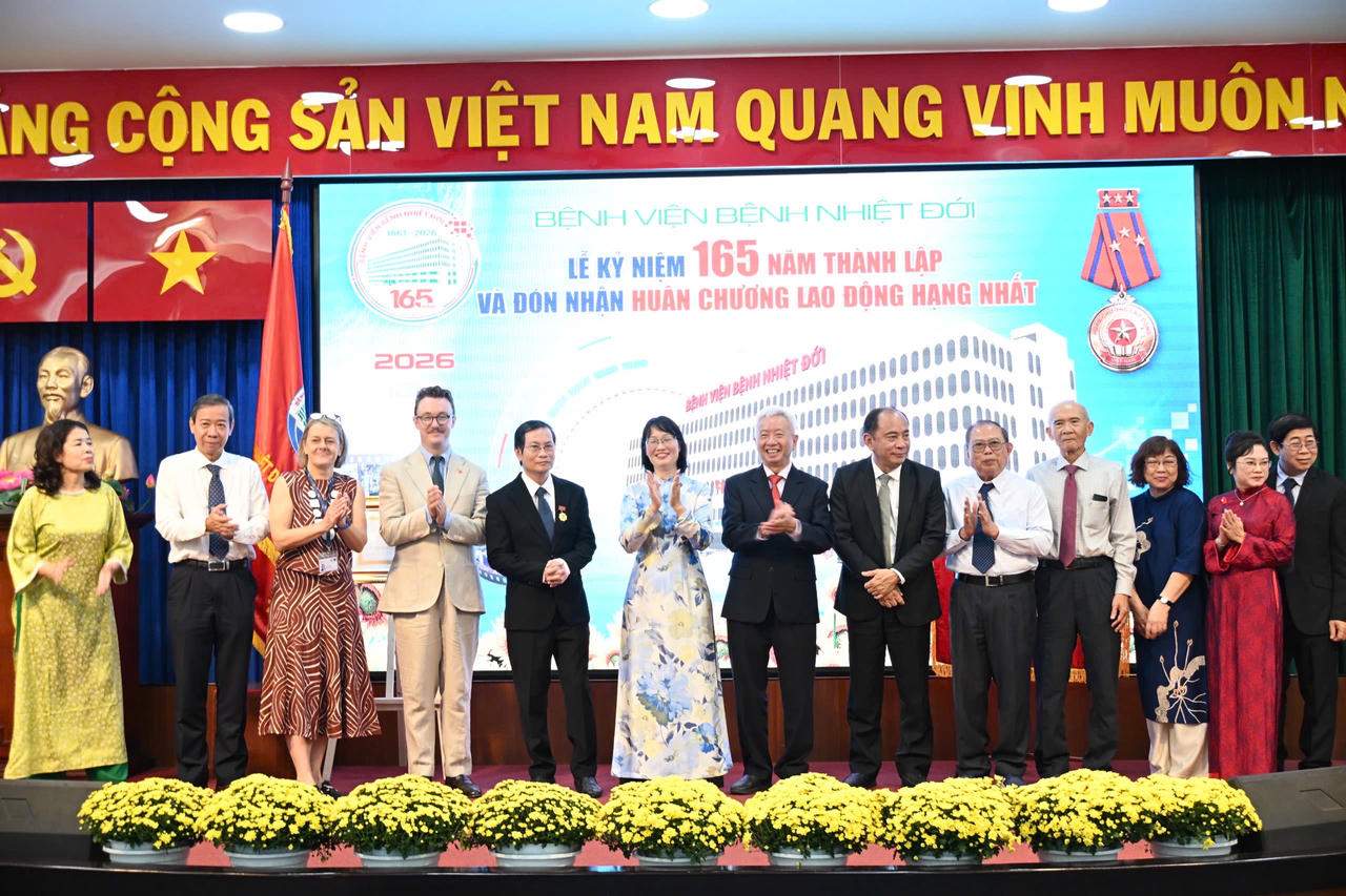 Lãnh đạo TPHCM và các khách mời chia vui cùng sự kiện của Bệnh viện&nbsp;