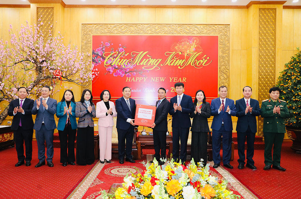 Ông&nbsp;Phạm Gia Túc - Ủy viên Bộ Chính trị, Bí thư Trung ương Đảng, Chánh Văn phòng Trung ương Đảng tặng quà tỉnh Ninh Bình. (Ảnh: Xuân Thu)