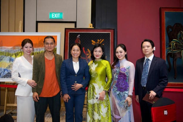 Họa sĩ Nguyễn Thế Dung (đứng thứ hai từ trái sang).