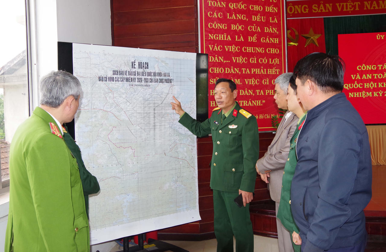 Đại tá Phan Thắng kiểm tra Kế hoạch sẵn sàng chiến đấu bảo vệ bầu cử.