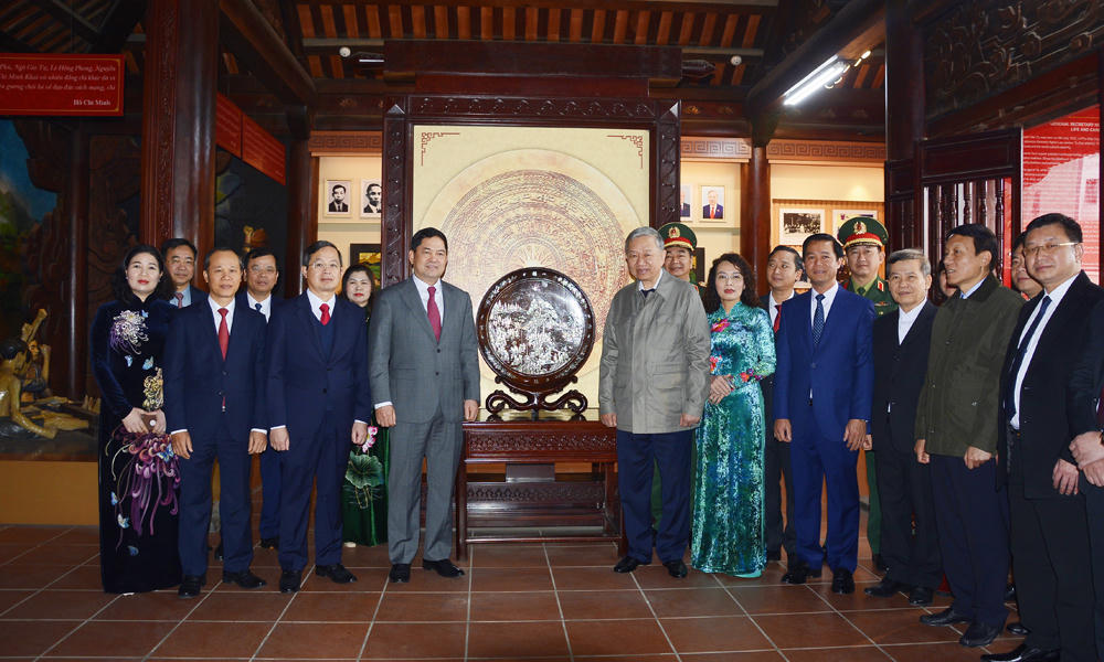 Lãnh đạo tỉnh Bắc Ninh tặng Tổng Bí thư Tô Lâm sản phẩm làng nghề truyền thống .