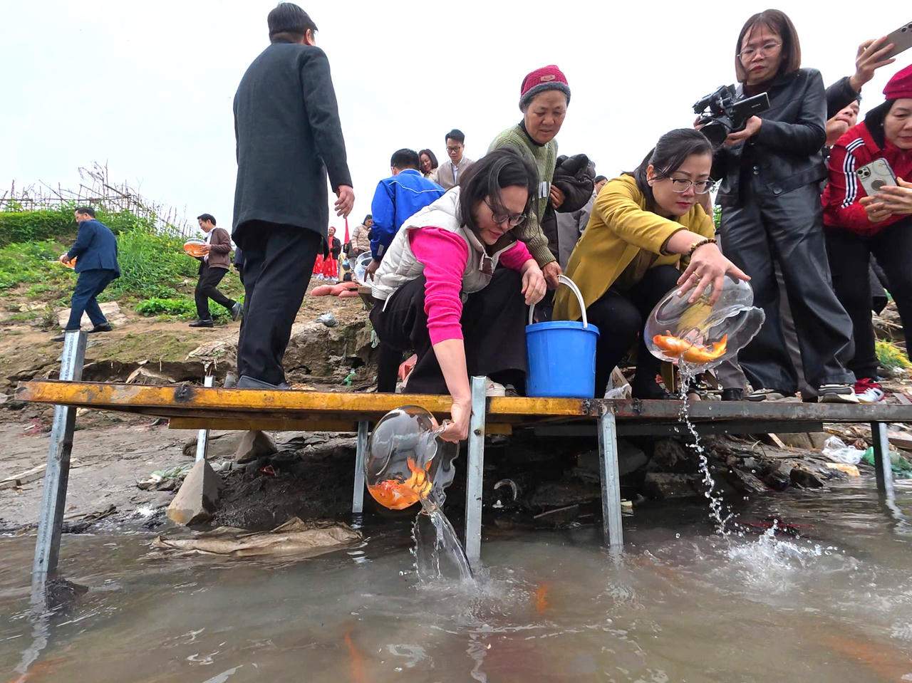 Lãnh đạo phường Lào Cai cùng nhân dân thả cá phóng sinh. (Ảnh: Trung Kiên)
