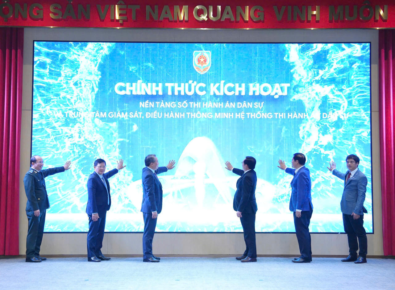 Phó Thủ tướng Hồ Quốc Dũng, Bộ trưởng Bộ Tư pháp Nguyễn Hải Ninh cùng các Đại biểu chính thức kích hoạt nền tảng số THADS tháng 12/2025. (Ảnh: P.Mai)