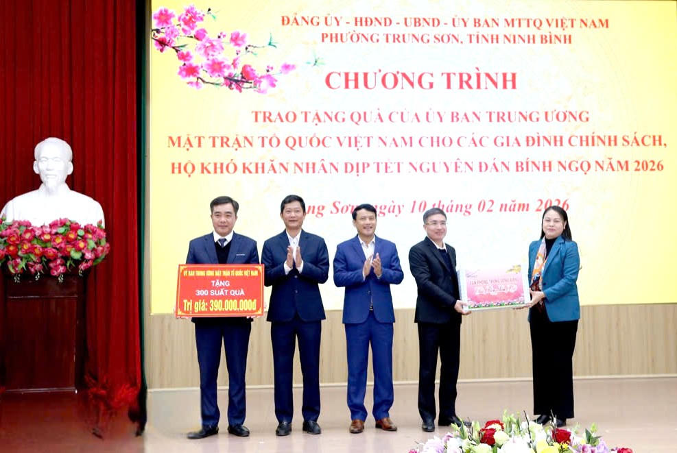 Bà Nguyễn Thị Thu Hà đã trao tặng&nbsp;300 suất quà, tổng&nbsp;trị giá 390 triệu đồng.