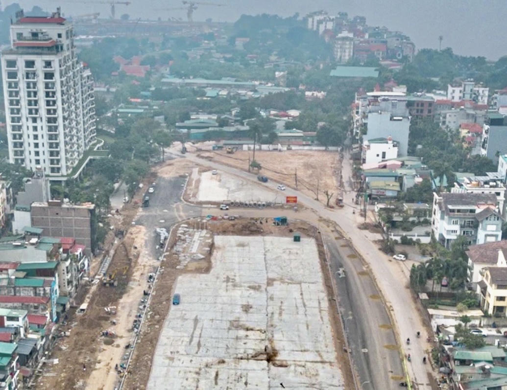 Toàn cảnh tuyến đường Đặng Thai Mai đang thi công, từng bước hoàn thiện hạ tầng giao thông, chỉnh trang đô thị, tạo động lực phát triển kinh tế – xã hội phường Tây Hồ.