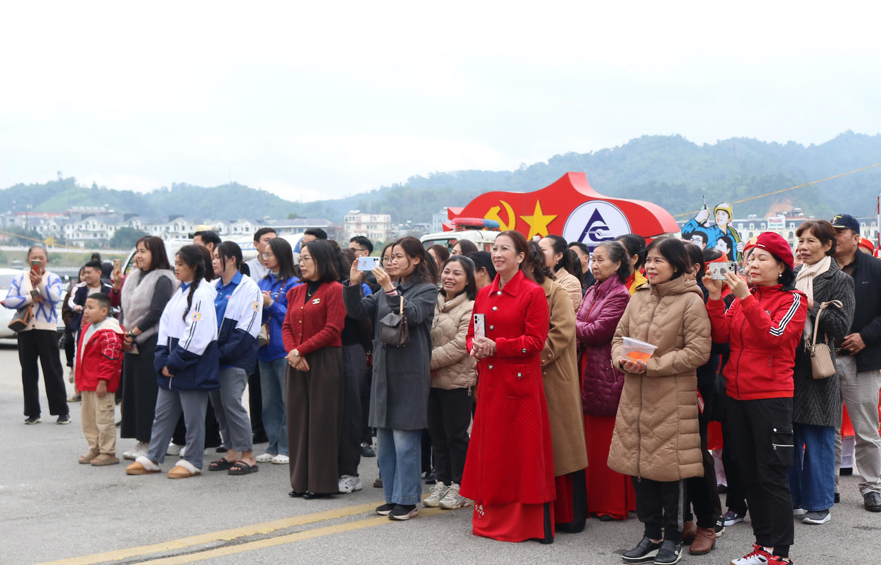 Phường Lào Cai tổ chức Ngày hội bảo vệ môi trường, thả cá phóng sinh dịp 23 tháng Chạp