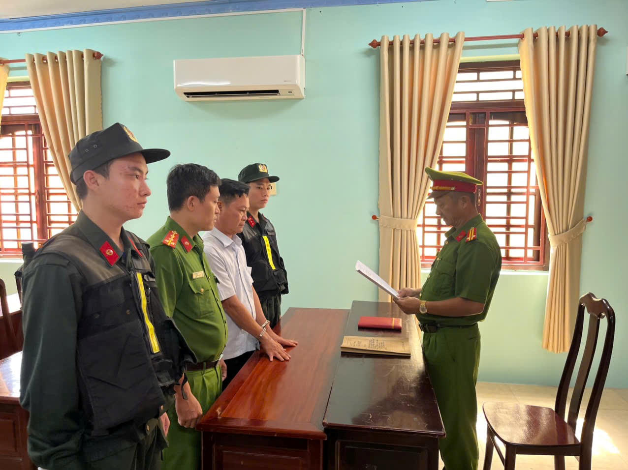 Cơ quan Cảnh sát điều tra Công an tỉnh An Giang tống đạt các quyết định khởi tố vụ án, khởi tố bị can đối với Trương Văn Tiền