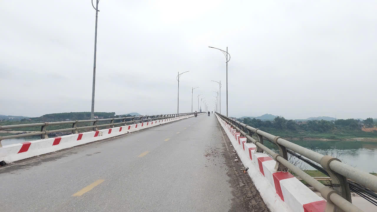 Cầu Sông Lô mới được đơn vị bảo trì sơn mới thành cầu trước dịp Tết Nguyên đán Bính Ngọ 2026. Ảnh: Đức Tuyển.