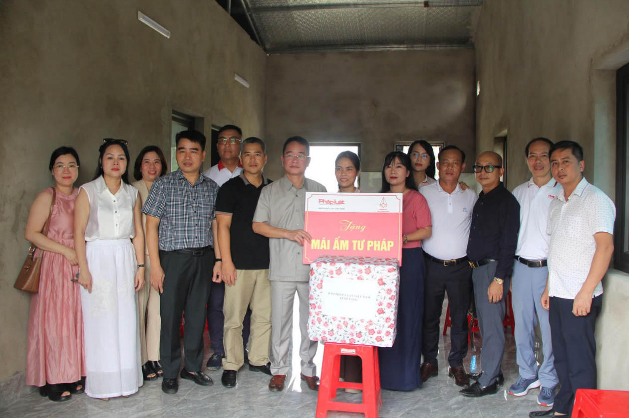 Bàn giao nhà cho gia đình chị Nguyễn Thị Hường ở xóm 4, xã Vũ Quang, tỉnh Hà Tĩnh (tháng 10/2025).