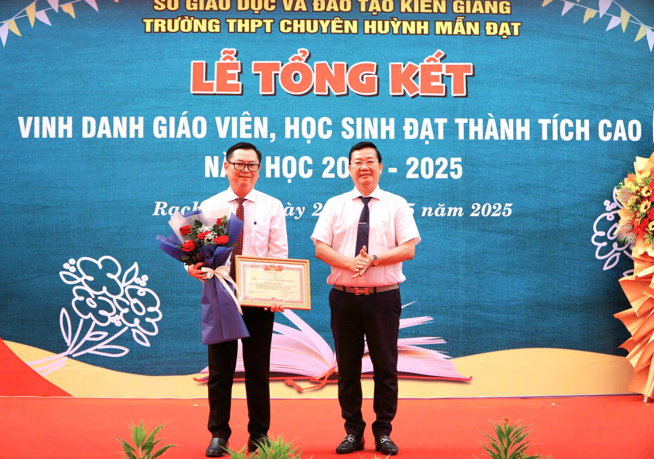 Khen thưởng cho giáo viên, học sinh đạt thành tích cao tại kỳ thi học sinh giỏi quốc gia.