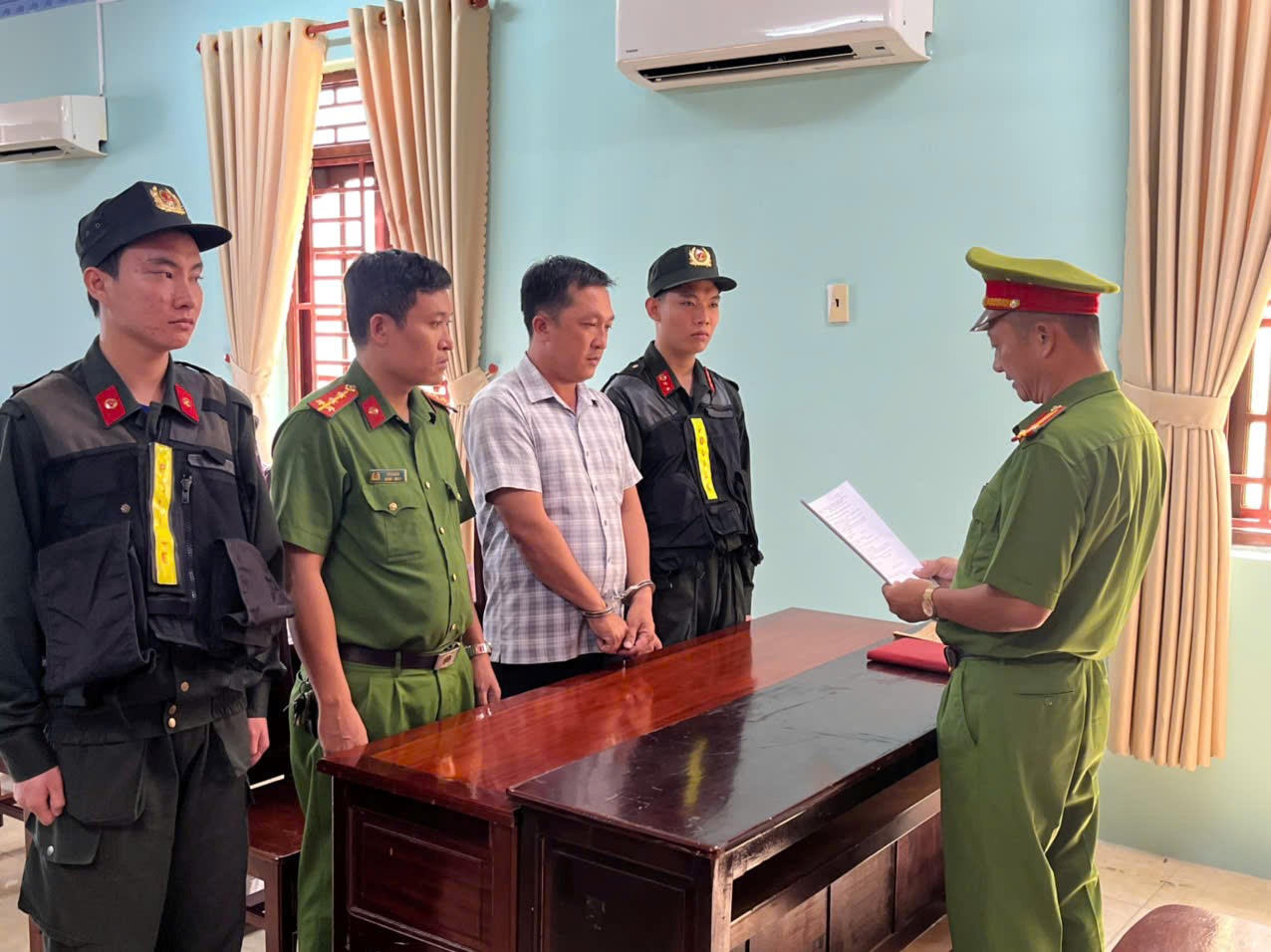 Cơ quan Cảnh sát điều tra Công an tỉnh An Giang tống đạt các quyết định khởi tố vụ án, khởi tố bị can đối với Tô Hoàng Dũ