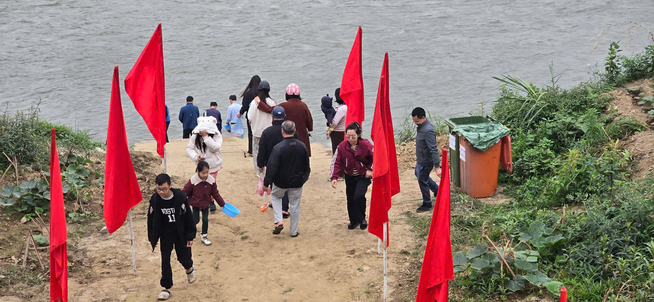 Phường Lào Cai tổ chức Ngày hội bảo vệ môi trường, thả cá phóng sinh dịp 23 tháng Chạp