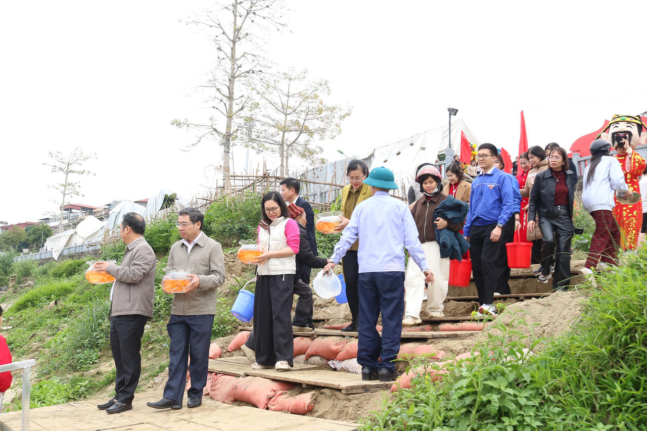 Phường Lào Cai tổ chức Ngày hội bảo vệ môi trường, thả cá phóng sinh dịp 23 tháng Chạp