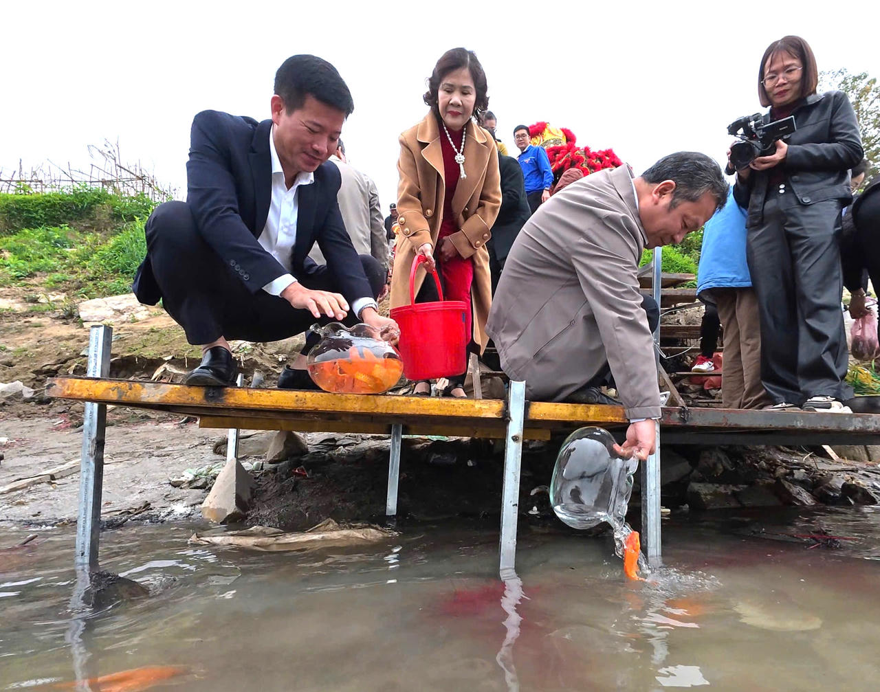 Phường Lào Cai tổ chức Ngày hội bảo vệ môi trường, thả cá phóng sinh dịp 23 tháng Chạp
