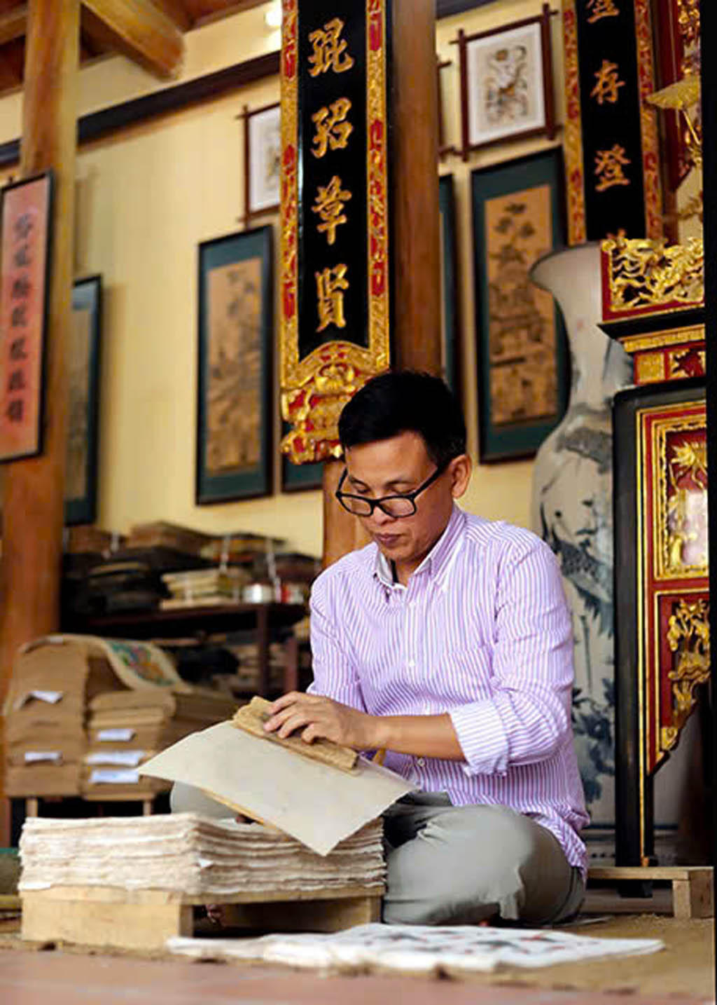 Những nghệ nhân của làng tranh Đông Hồ đang hàng ngày giữ gìn 
di sản truyền thống.