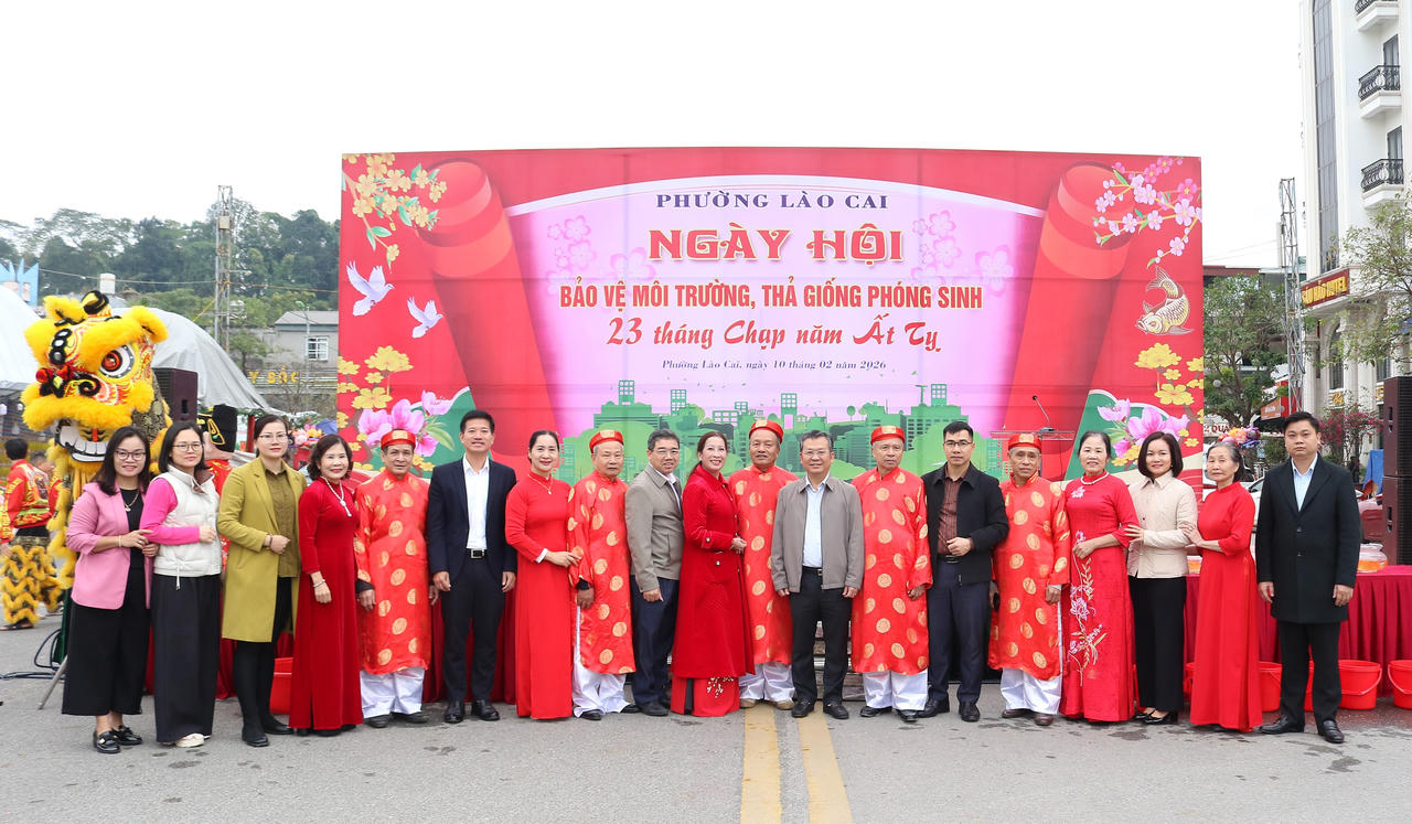 Ban Tổ chức tặng quà người cao tuổi của phường.