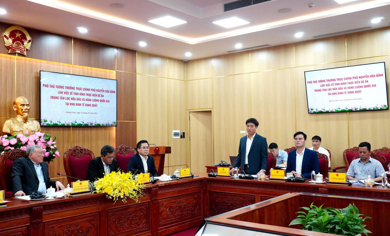 Phó Chủ tịch UBND tỉnh Quảng Ngãi Đỗ Tâm Hiển báo cáo tại buổi làm việc với đoàn công tác Chính phủ.