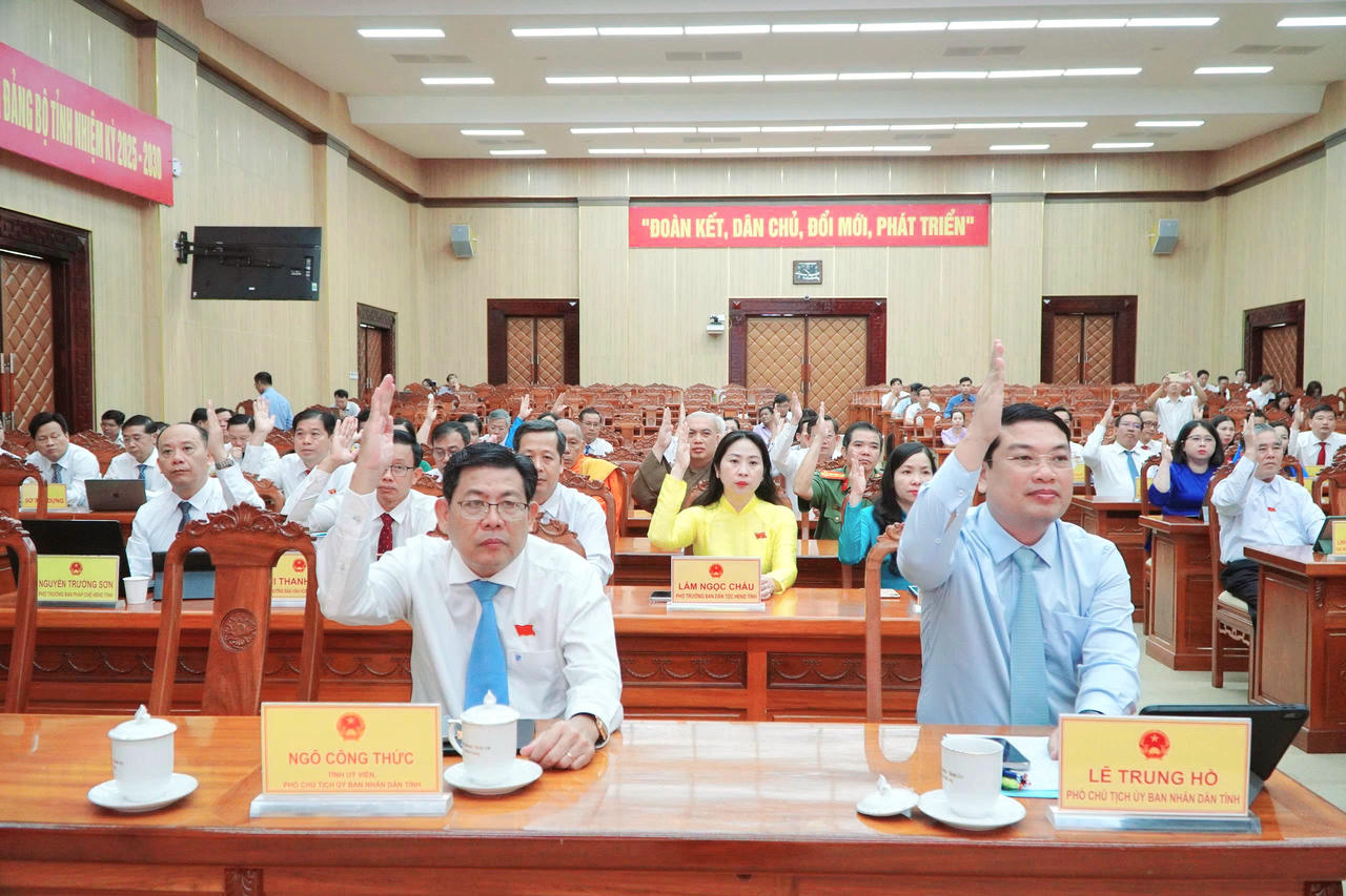 Các đại biểu&nbsp;thảo luận và thống nhất thông qua 4 dự thảo Nghị quyết quan trọng về sự phát triển kinh tế - xã hội cho địa phương.