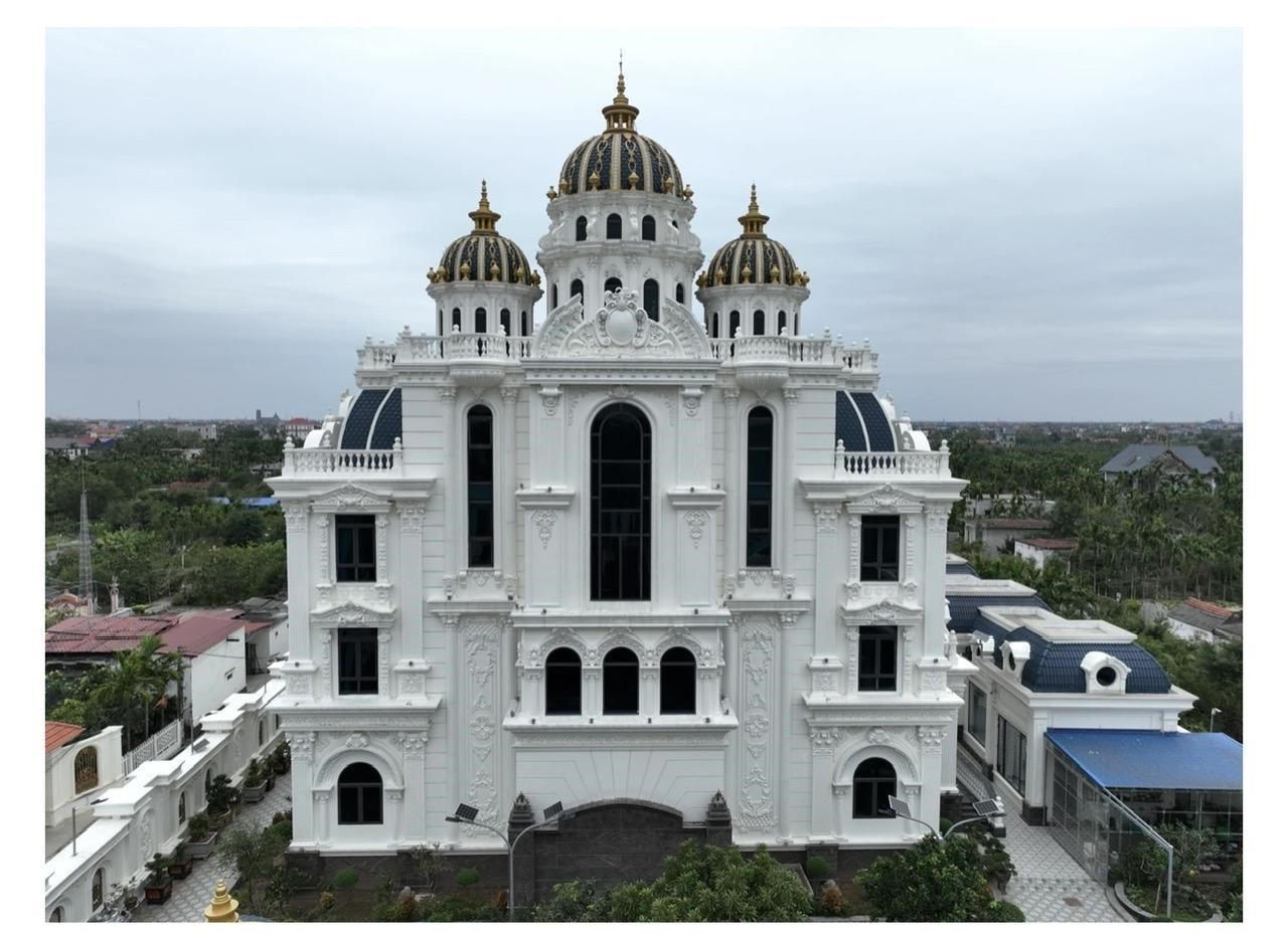 Điểm nhấn đáng chú ý của công trình nằm ở hệ thống mái vòm quy mô lớn với ba khối vòm chính, phía trên được tạo hình chóp nhọn và mạ vàng, tạo hiệu ứng thị giác nổi bật khi ánh sáng tự nhiên phản chiếu.