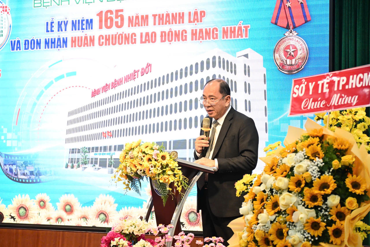 PGS.TS Tăng Chí Thượng - Giám đốc Sở Y tế TPHCM chúc mừng Bệnh viện Bệnh Nhiệt đới&nbsp;