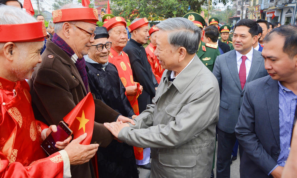 Tổng Bí thư Tô Lâm trò chuyện với Nhân dân phường Phù Khê.