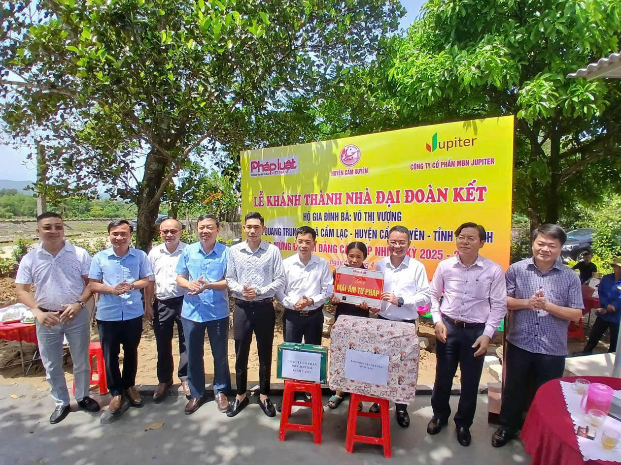 Bàn giao nhà cho hộ gia đình bà Võ Thị Vượng ở thôn Quang Trung, xã Cẩm Lạc, huyện Cẩm Xuyên, tỉnh Hà Tĩnh (tháng 4/2025).