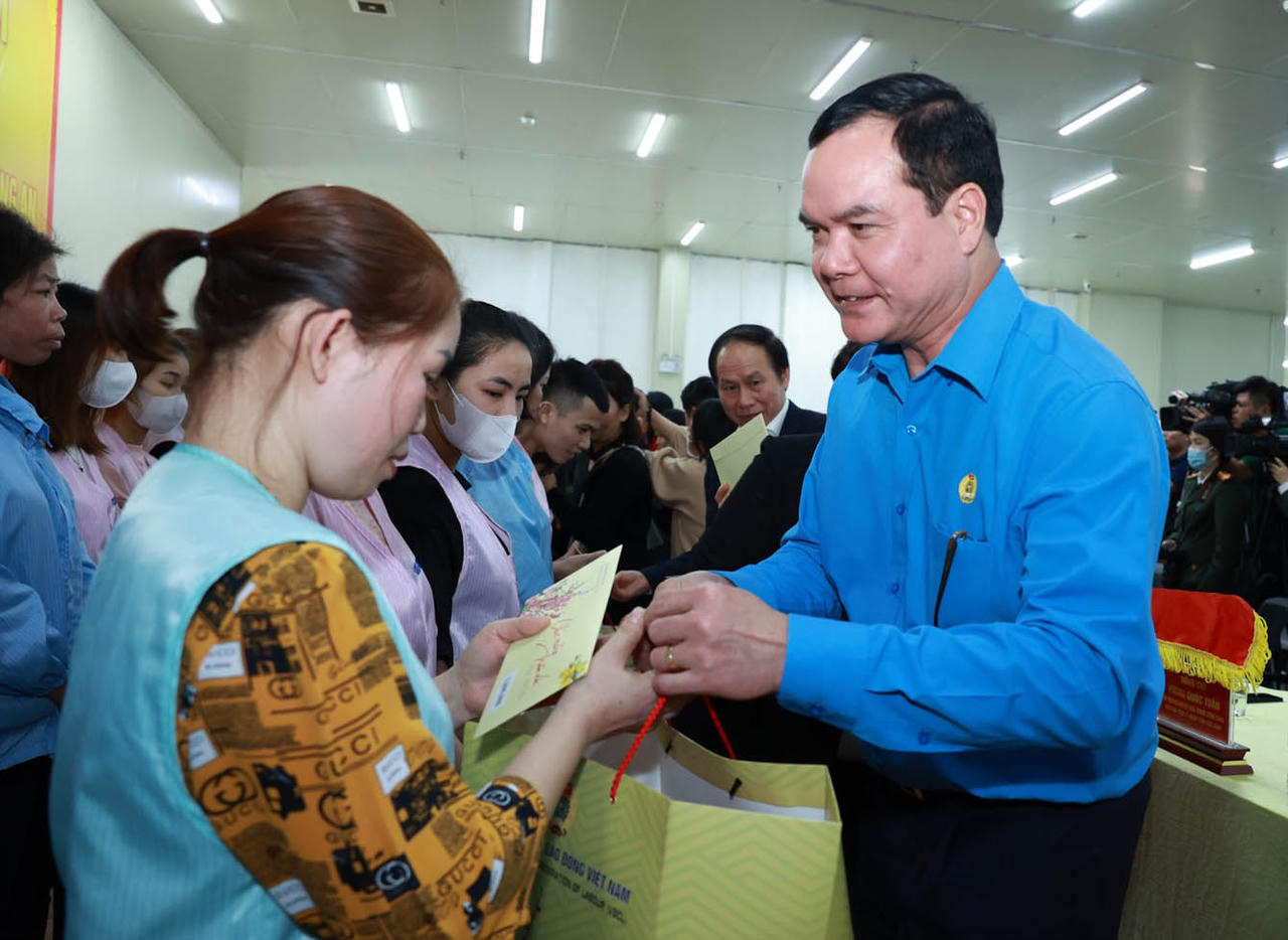 Chủ tịch Tổng LĐLĐ Việt Nam Nguyễn Đình Khang trao quà tới công nhân lao động 
có hoàn cảnh khó khăn. (Ảnh: VGP)