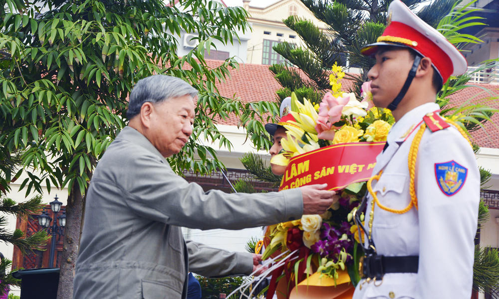 Tổng Bí thư Tô Lâm dâng hoa tưởng niệm Tổng Bí thư Nguyễn Văn Cừ.