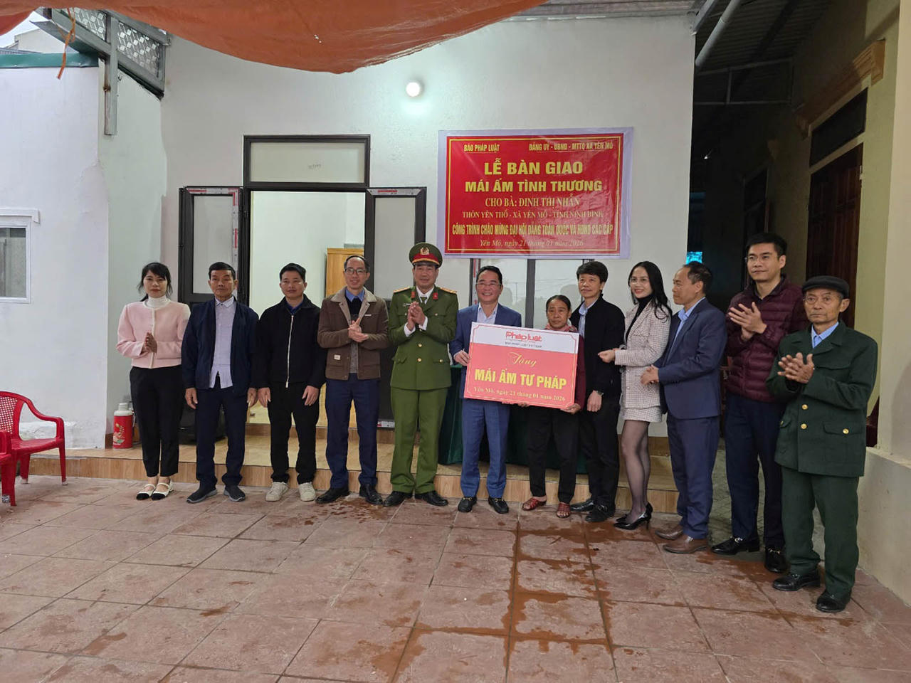 Lễ bàn giao “Mái ấm Tư pháp” cho bà Đinh Thị Nhẫn - hộ có hoàn cảnh đặc biệt khó khăn tại thôn Yên Thổ, xã Yên Mô, tỉnh Ninh Bình (tháng 01/2026).