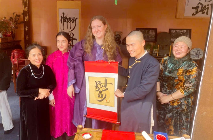 Du khách nước ngoài trải nghiệm viết chữ Thư pháp tại Chương trình.