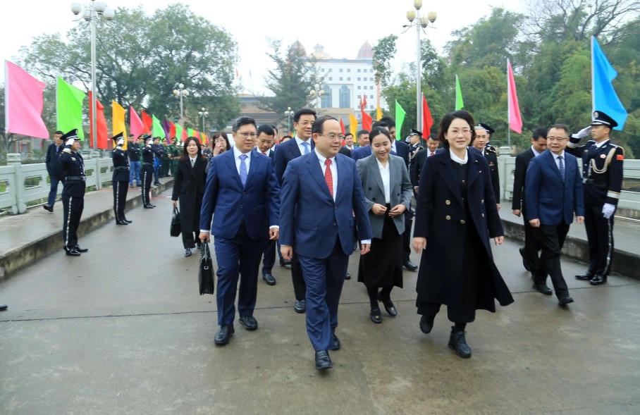 Bà Hoàng Giang - Bí thư Thành ủy Phòng Thành Cảng, Khu tự trị dân tộc Choang Quảng Tây, Trung Quốc đón Đoàn đại biểu tỉnh Quảng Ninh tại vạch phân quản, Cầu Bắc Luân 1, Cửa khẩu Quốc tế Móng Cái.