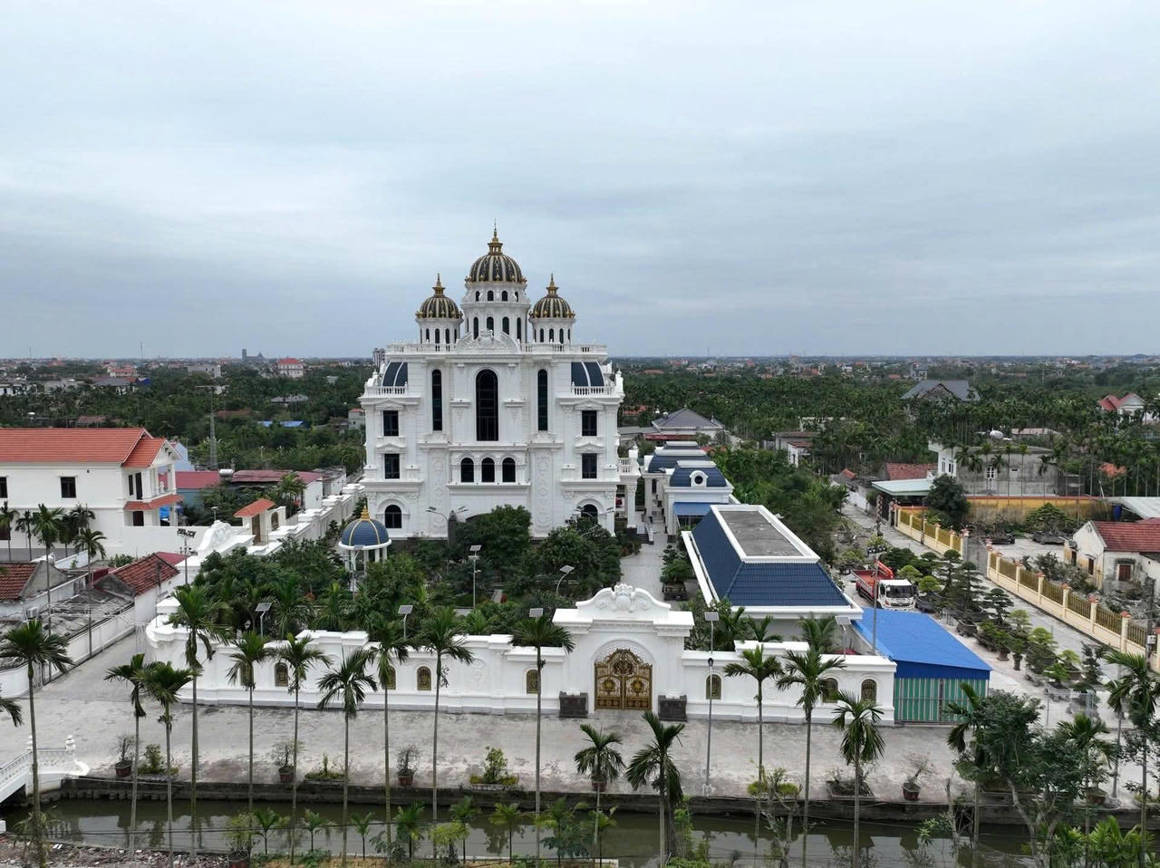 Thiết kế này gợi liên tưởng đến phong cách kiến trúc châu Âu cổ điển, thường thấy tại các công trình lâu đài, dinh thự tại Ý, nhưng đã được tiết chế để phù hợp với tổng thể không gian xung quanh.