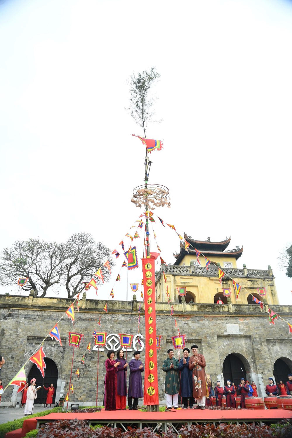 Lãnh đạo Thành phố và các đại biểu đã cùng thực hiện các nghi lễ "Tống cựu nghinh tân" tái hiện nghi thức, phong tục dân gian và cung đình độc đáo (ảnh Phạm Sỹ).