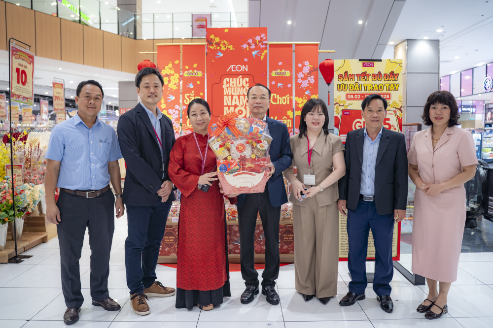 Phó Chủ tịch UBND thành phố Phan Quý Phương tặng quà cho Trung tâm thương mại AEON MALL Huế.