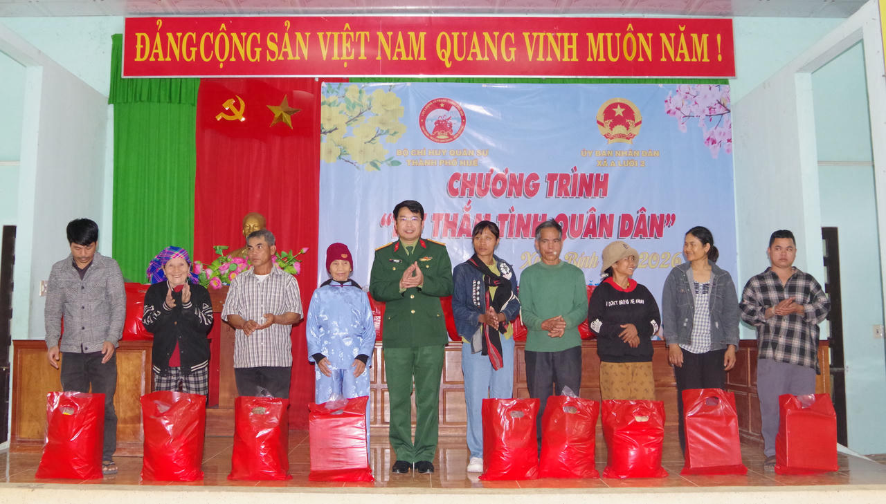 Đại diện Ban chỉ huy phòng thủ khu vực tặng quà cho bà con.