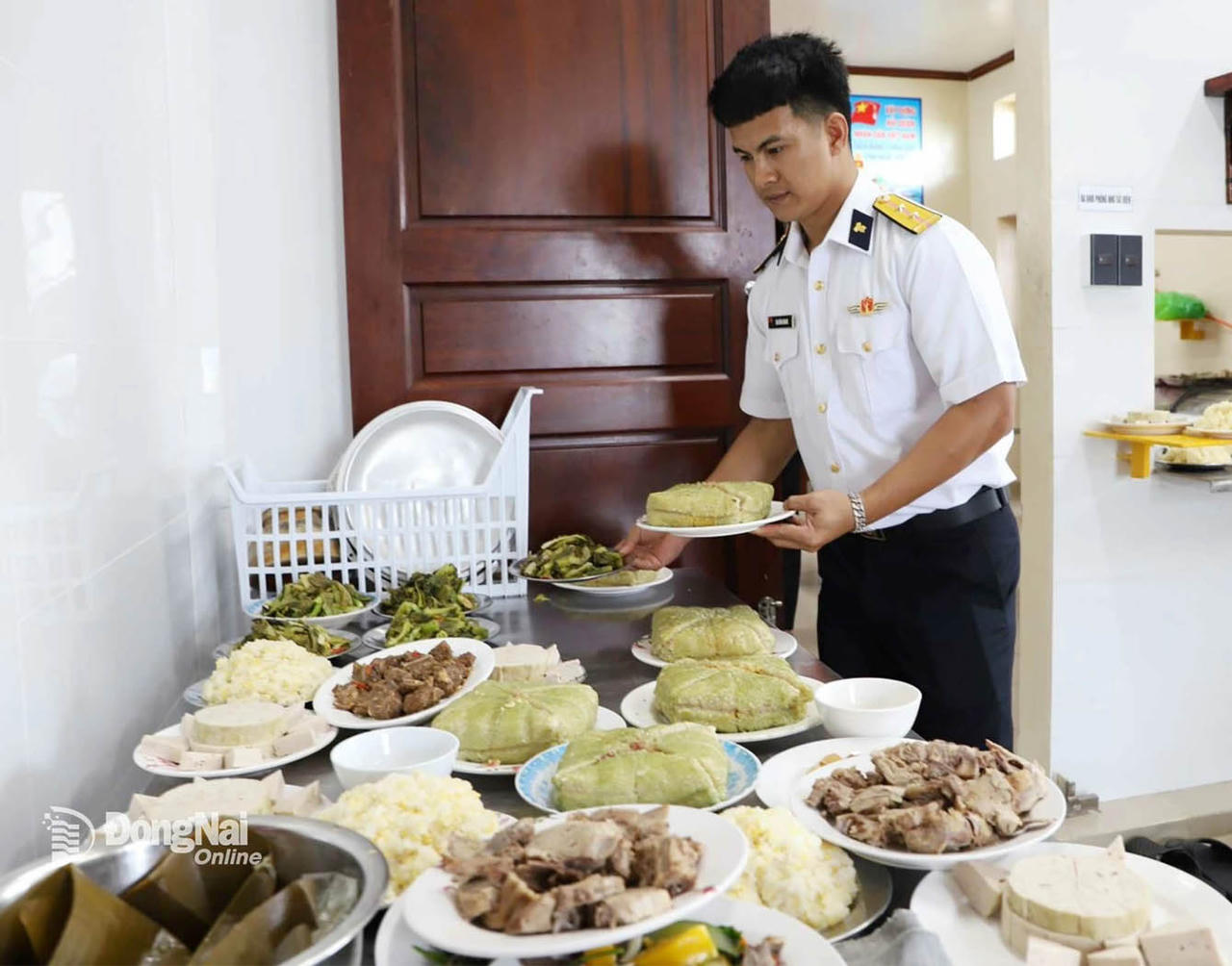 Chiến sĩ Nhà giàn DK1/10 chuẩn bị mâm cỗ đón Tết sớm. (Ảnh: B.Nguyên)