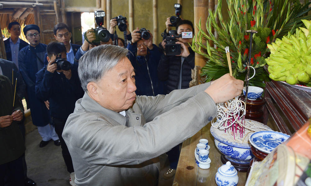 Tổng Bí thư Tô Lâm dâng hương tại Nhà lưu niệm gốc Tổng Bí thư Nguyễn Văn Cừ