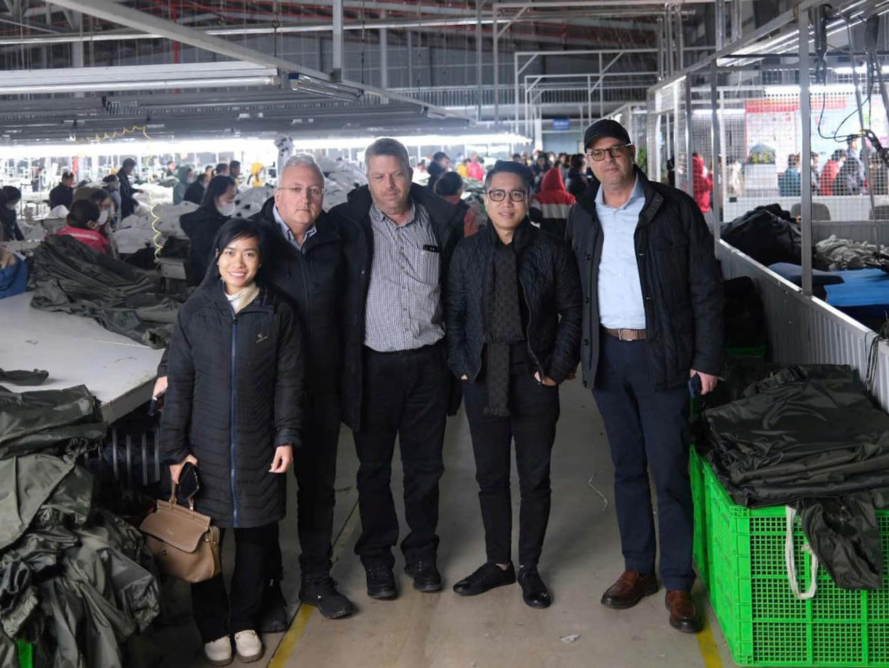 Ông Nguyễn Tuấn Việt (thứ hai từ phải sang) đưa các khách hàng nước ngoài khảo sát doanh nghiệp sản xuất của Việt Nam. (Ảnh: Đ.T)