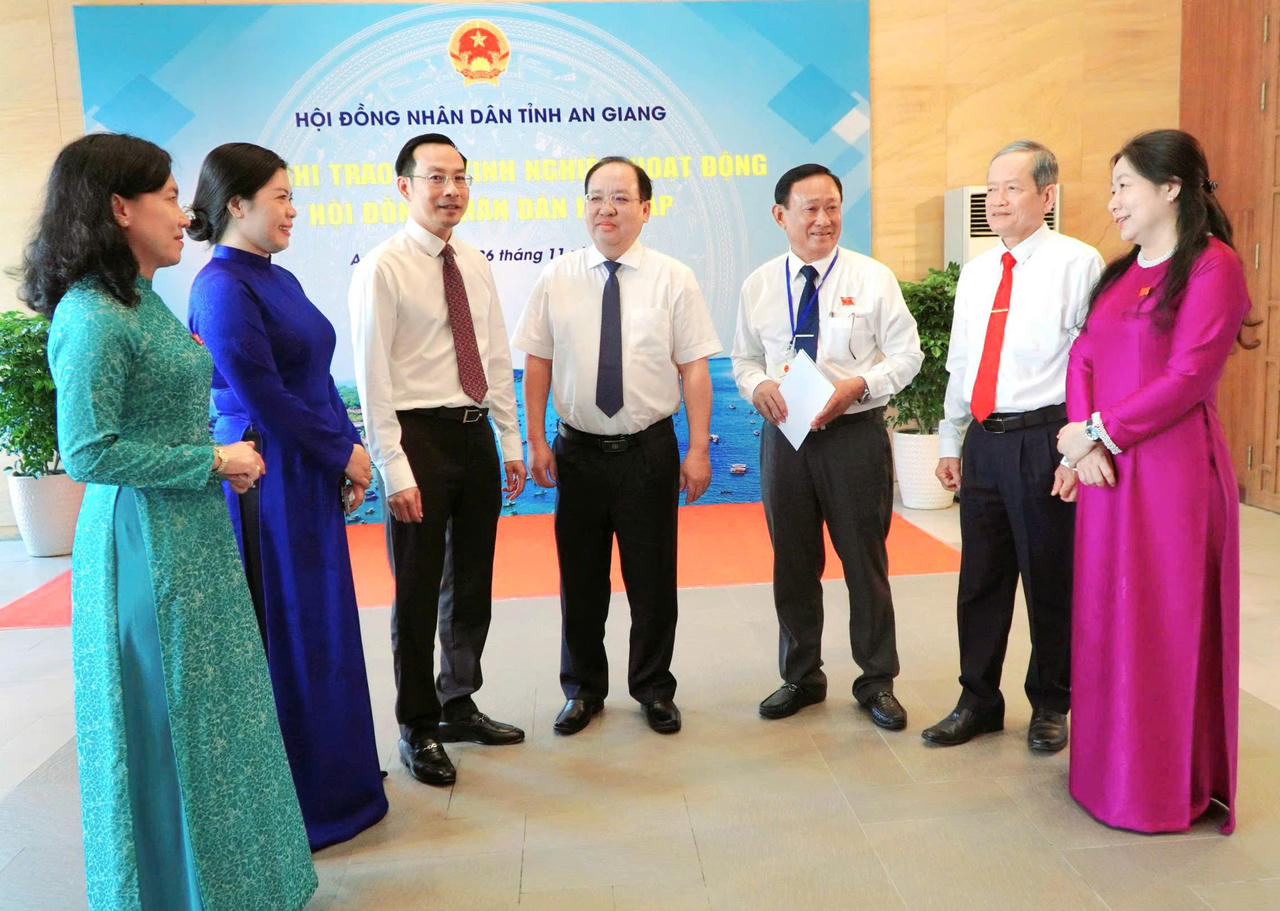 Ông Nguyễn Thanh Nhàn - Phó Bí thư Thường trực Tỉnh ủy, Chủ tịch HĐND tỉnh An Giang thảo luận cùng đại biểu nhân phiên họp HĐND tỉnh An Giang.