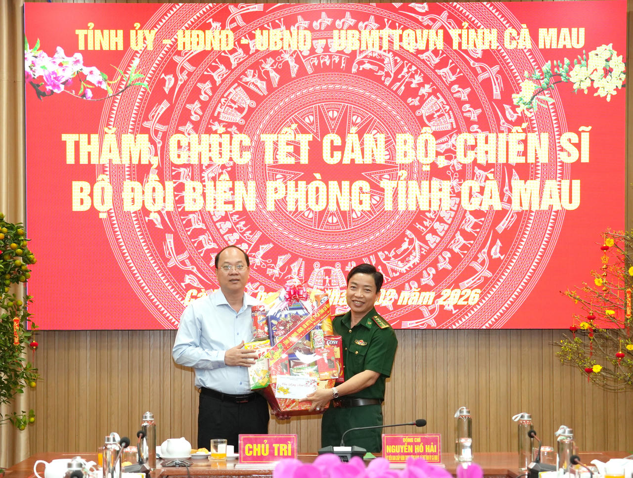 Ông Nguyễn Hồ Hải - Bí thư Tỉnh ủy Cà Mau tặng quà BĐBP tỉnh.