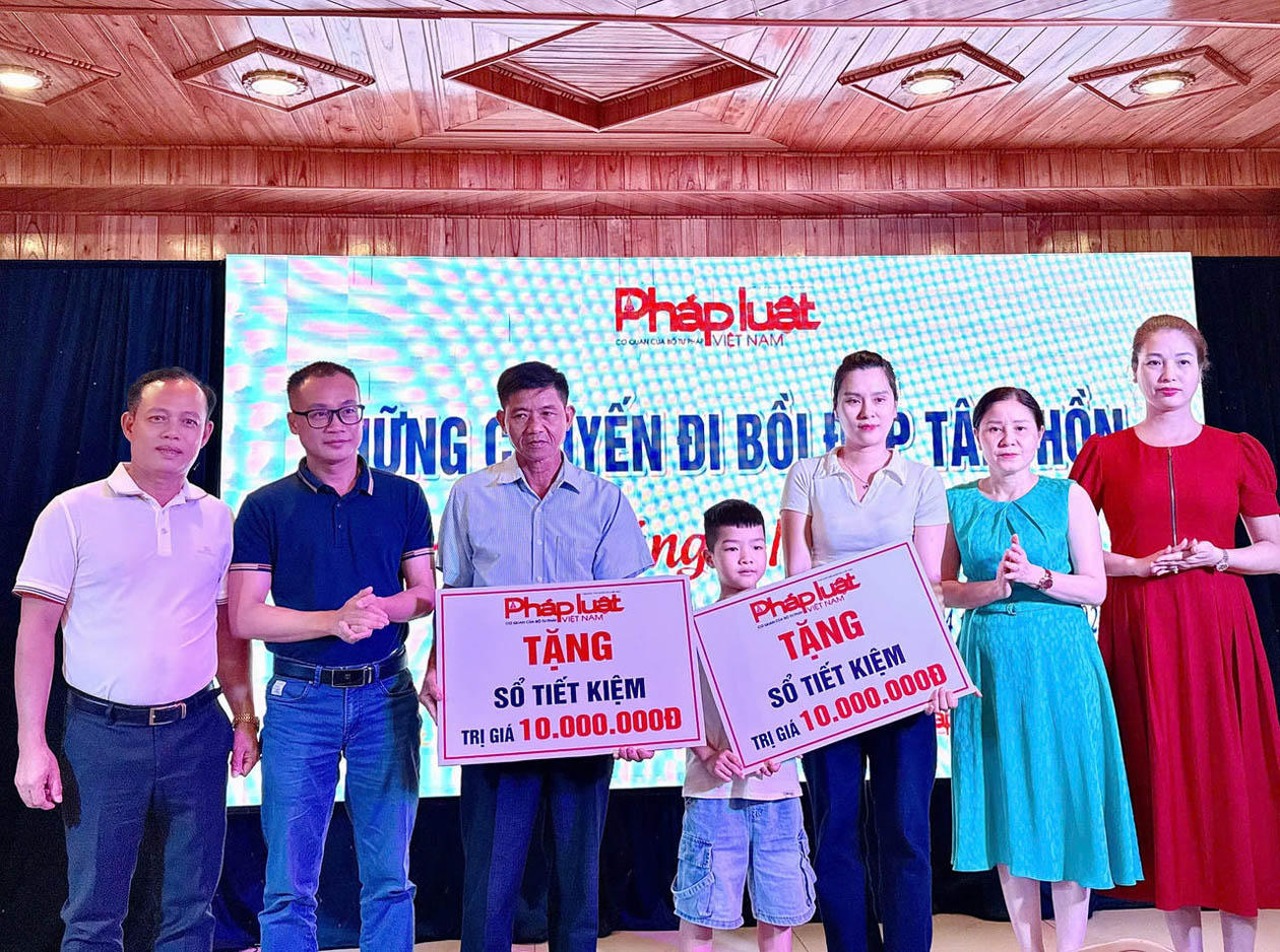 Cũng trong hành trình “Tri ân miền Trung”, đại diện thân nhân hai gia đình Liệt sĩ Công an tỉnh Quảng Trị nhận Sổ tiết kiệm từ lãnh đạo Báo Pháp luật Việt Nam (tháng 7/2025).