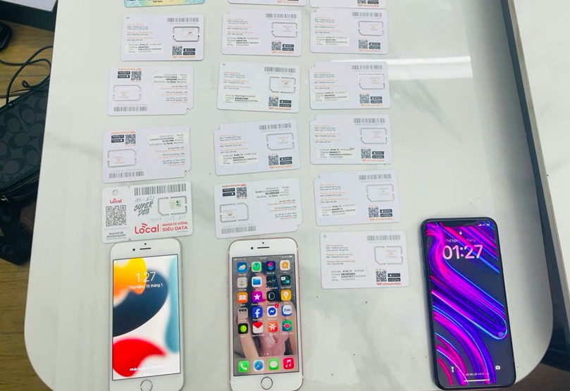 Lực lượng chức năng đã thu giữ nhiều điện thoại, máy tính, sim rác và tài liệu có liên quan.